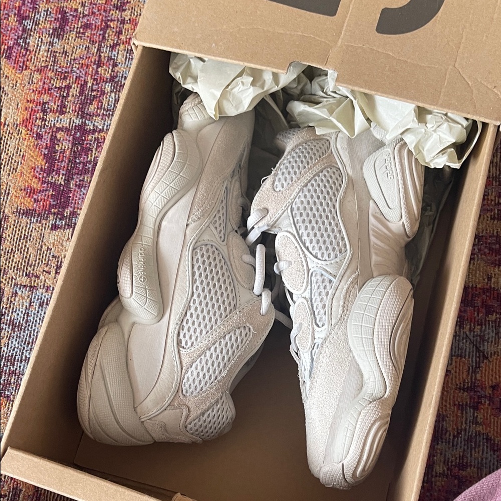 Adidas Yeezy 500 in Light Gray